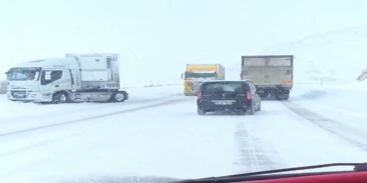 Kar ve tipi mahsur bıraktı, tırlar yolda kaldı