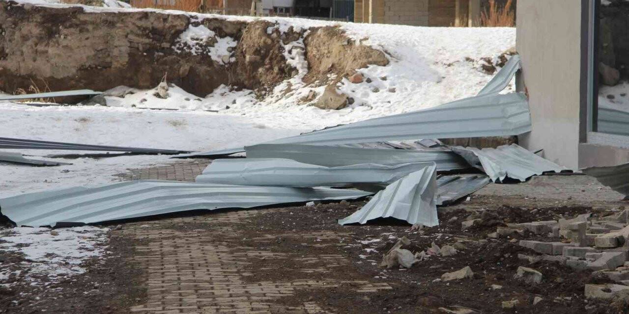 Erzurum’da şiddetli fırtına hayatı felç etti, okulların çatıları kağıt gibi uçtu
