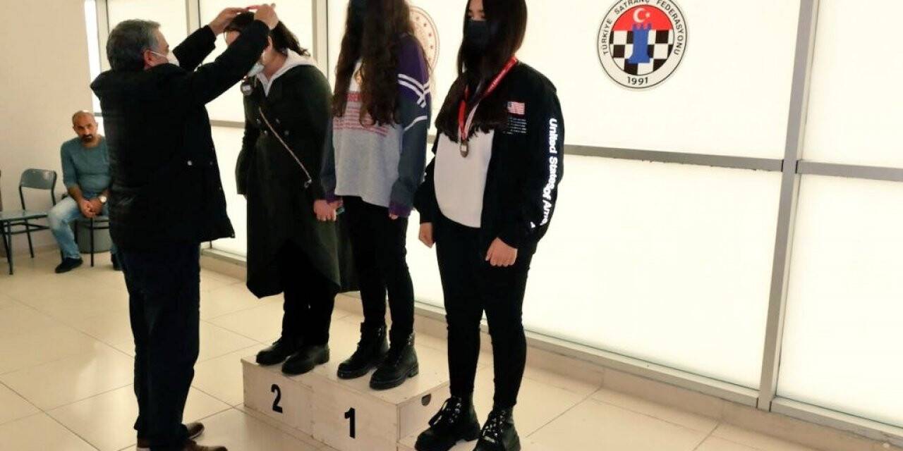 Satrançta dereceye girenlere madalyaları verildi