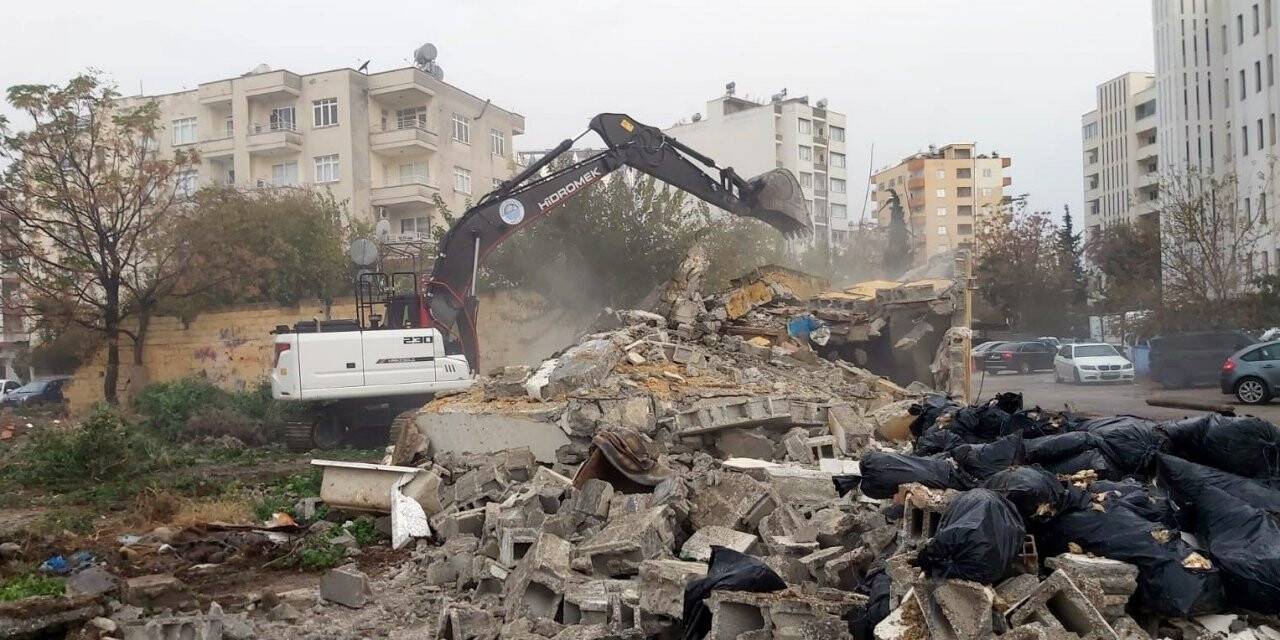 Akdeniz’de metruk binaların yıkımı devam ediyor