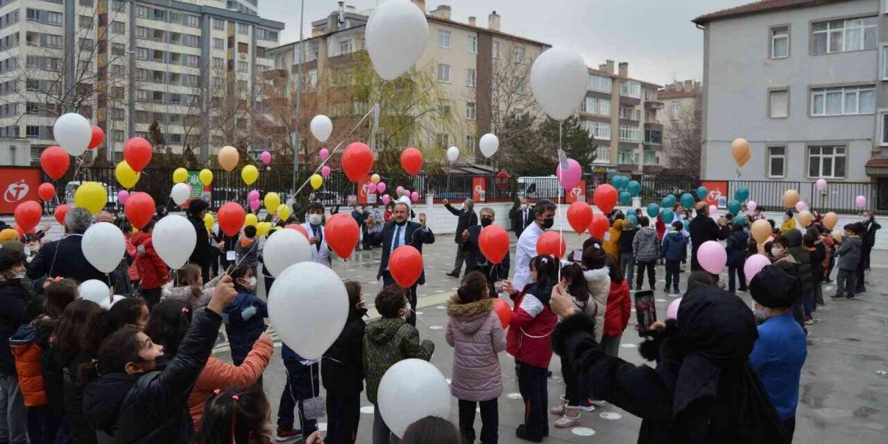 İlkokul öğrencileri, Atatürk’e yazdıkları mektupları gökyüzüne bıraktı