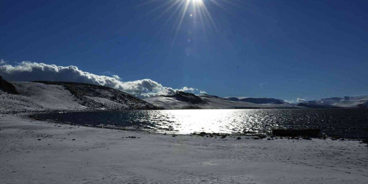 Kars’ta Aygır Gölü’nün etrafı beyaza büründü