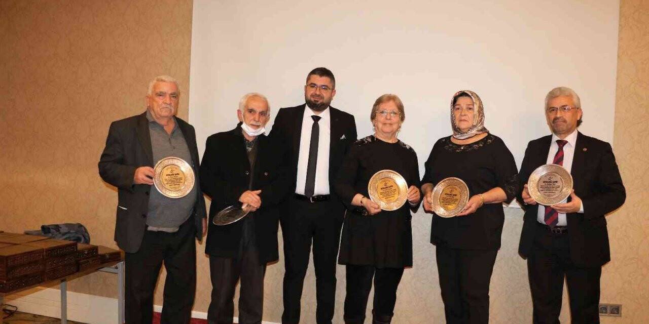 Kahramanmaraş’ta 50 yıllık berber ve kuaförlere plaket