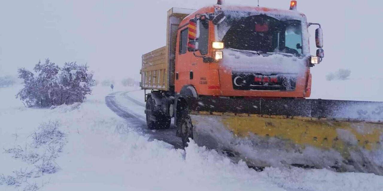 Kırıkkale’de karla mücadele: 24 köyün yolu ulaşıma açıldı