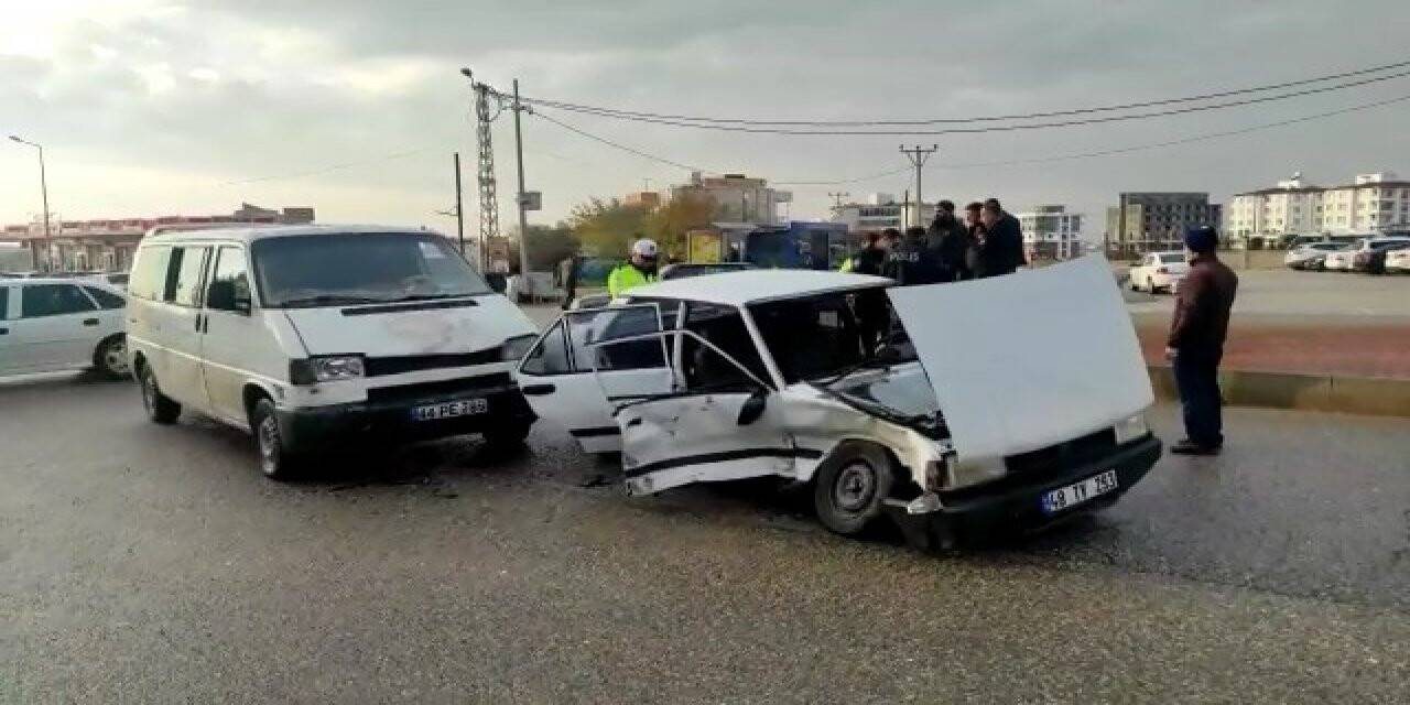 Otomobil ile midibüs çarpıştı: 2 yaralı