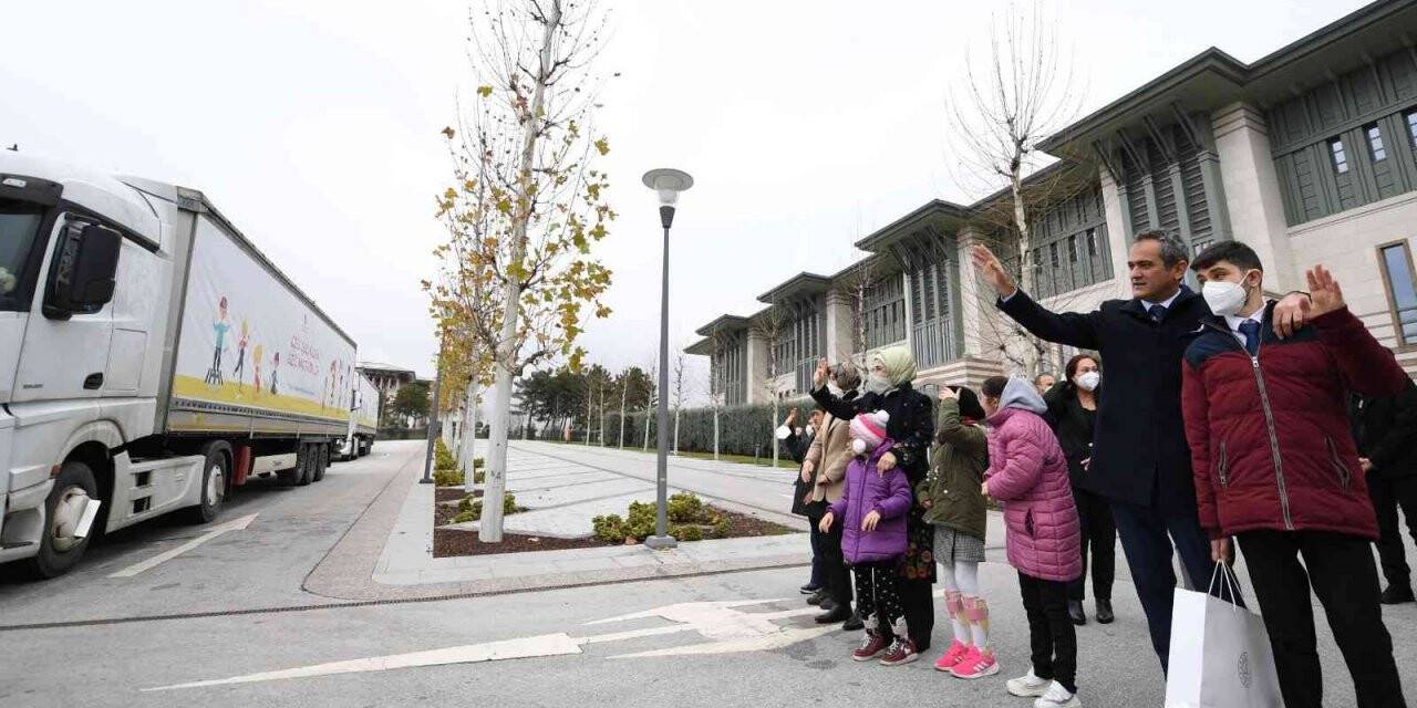 Emine Erdoğan ve Bakan Özer, "7 tır ile 7 bölgeye özel eğitim materyalleri" taşıyan tırları uğurladı