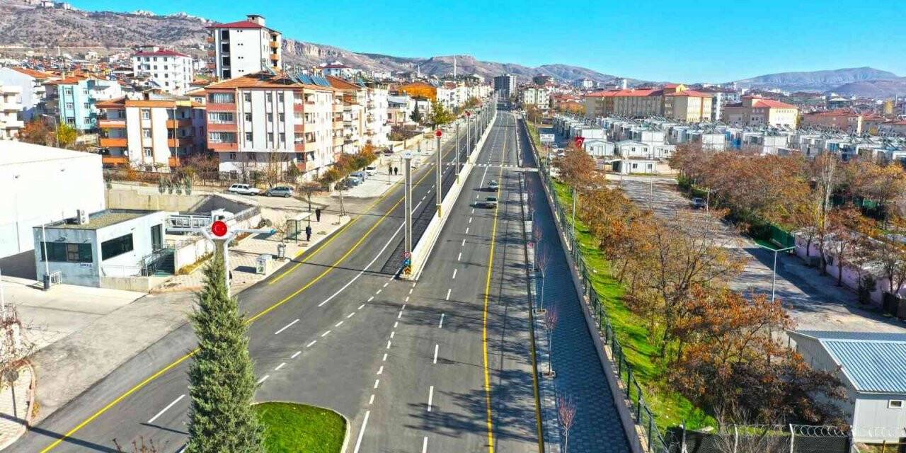 Elazığ’da yol genişletme çalışmaları sürüyor