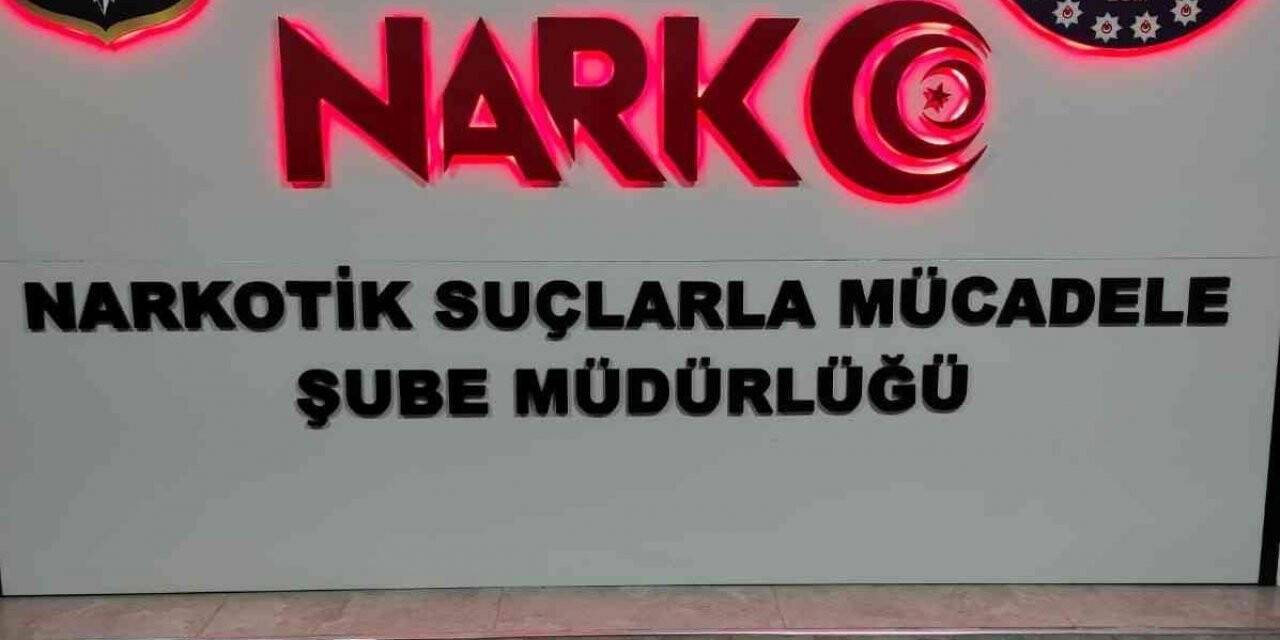 Narkotik köpeği "Adam" buldu: Bantla sarılı uyuşturucu bagajdan çıktı
