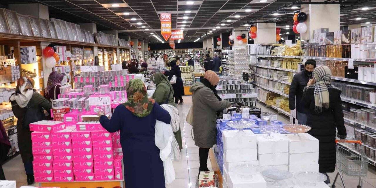 Malatya’da mağaza açılışında indirim izdihama neden oldu