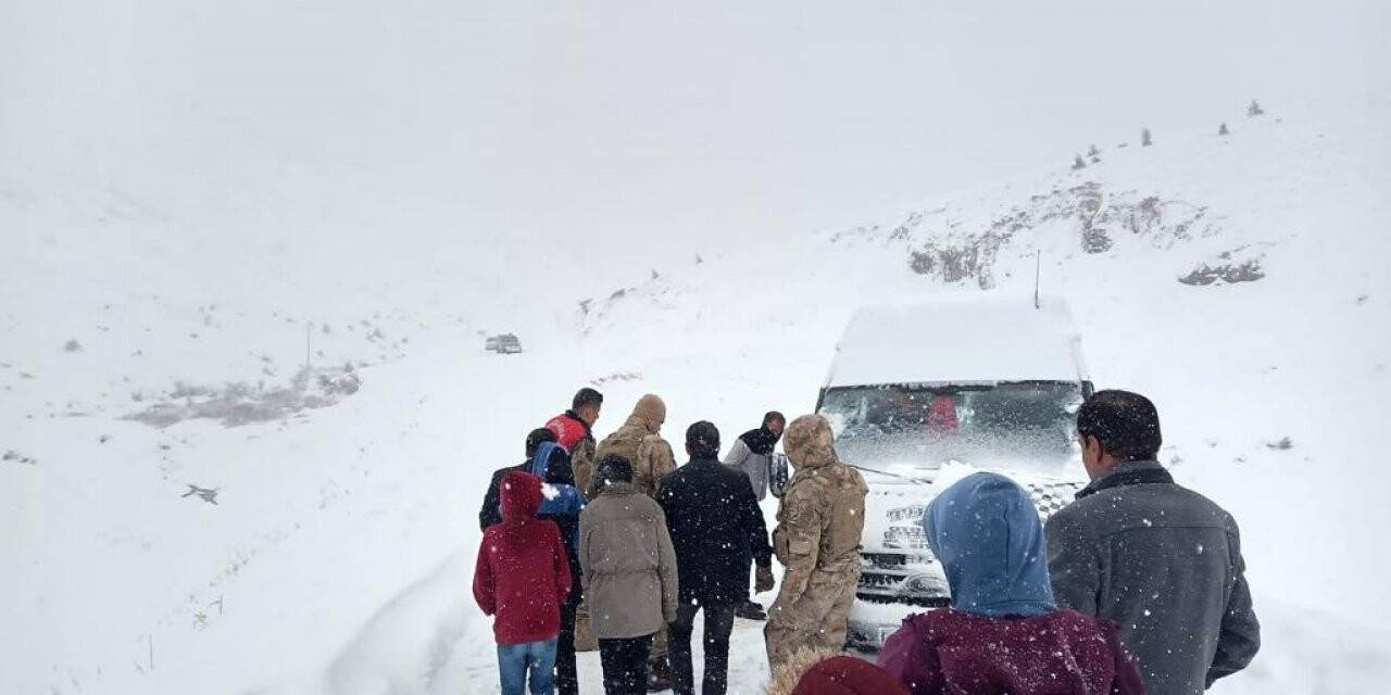 Kar ve tipide mahsur kalan 20 öğrenci kurtarıldı