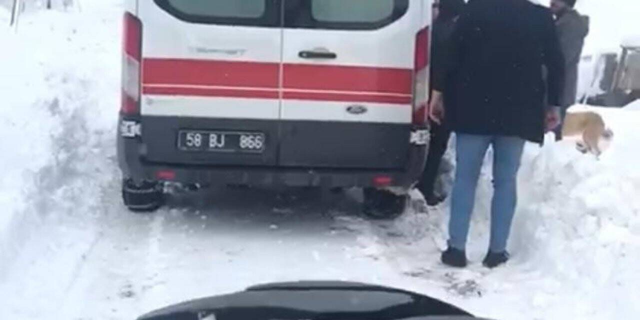 Mahsur kalan ambulansı iş makinesi
