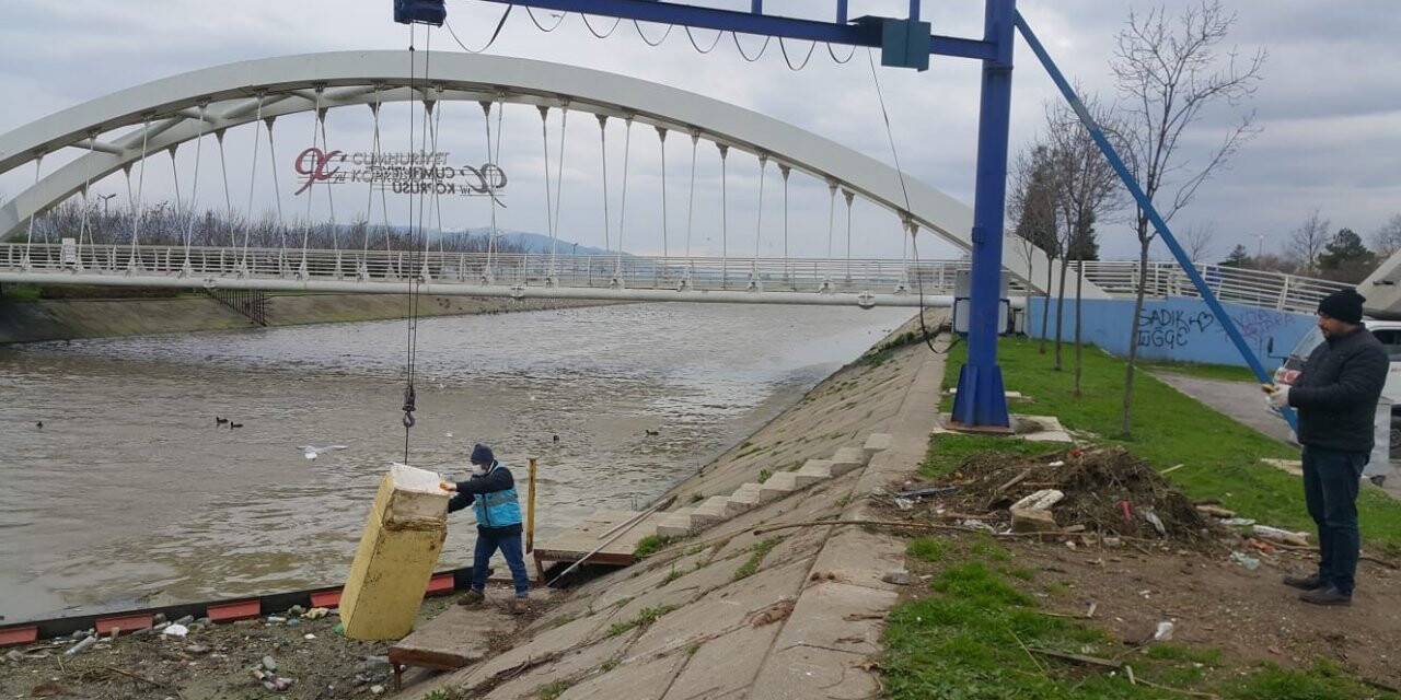 Dereye atılan buzdolabı vinçle çıkarılarak geri dönüşüm alanına bırakıldı