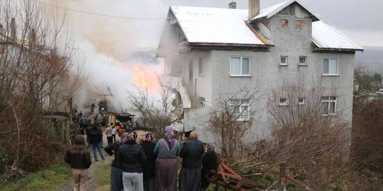 Ahır ve samanlığı küle çeviren yangın eve sıçramadan söndürüldü