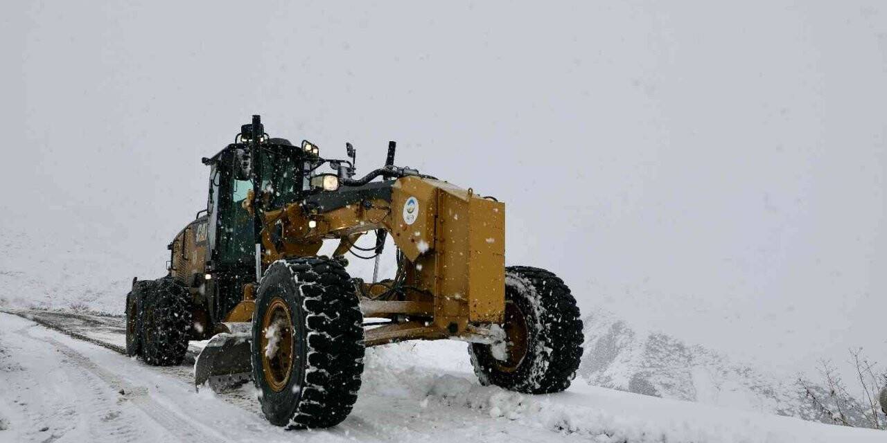 Ağrı’da “Kar Kaplanları” kapanan yollar için seferber oldu