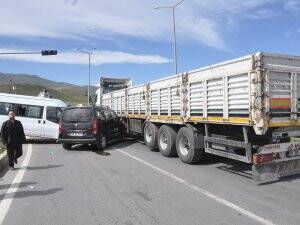 ZİNCİRLEME KAZA: 3'Ü AĞIR 31 YARALI