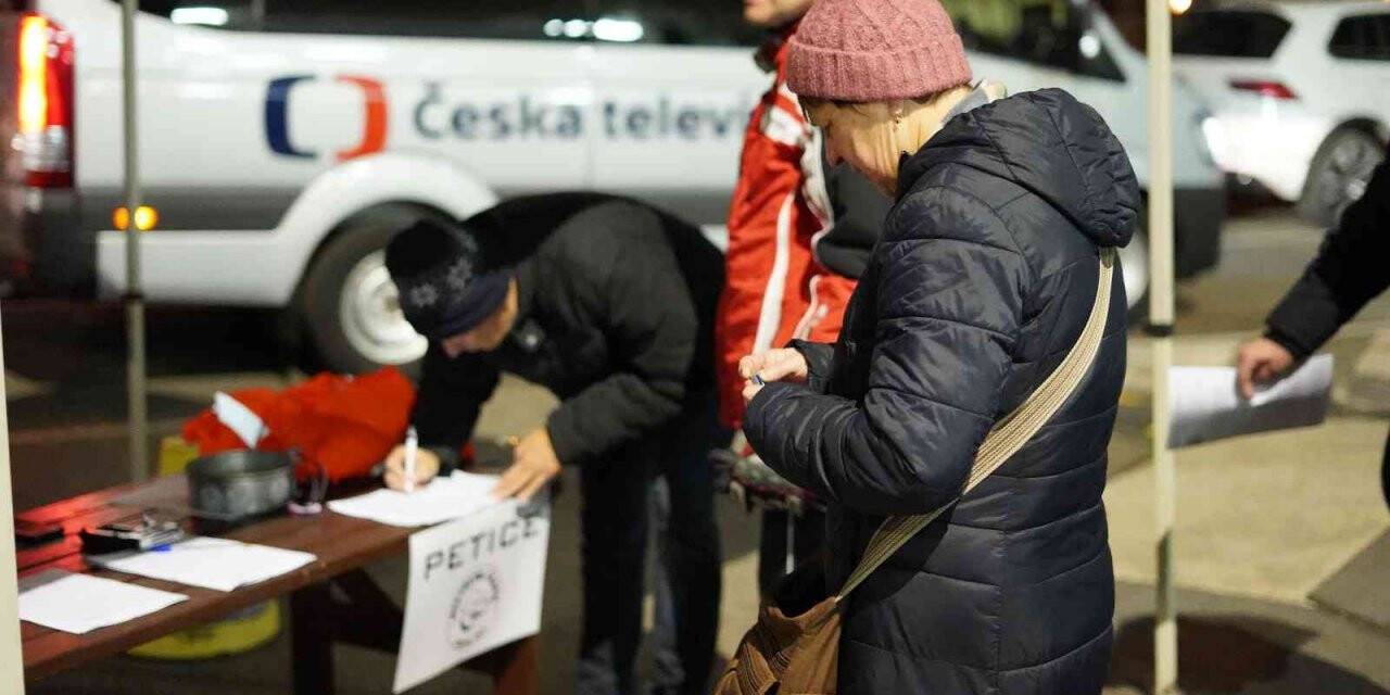 Çekya’da aşı karşıtlarından Çek Devlet Televizyonu önünde protesto
