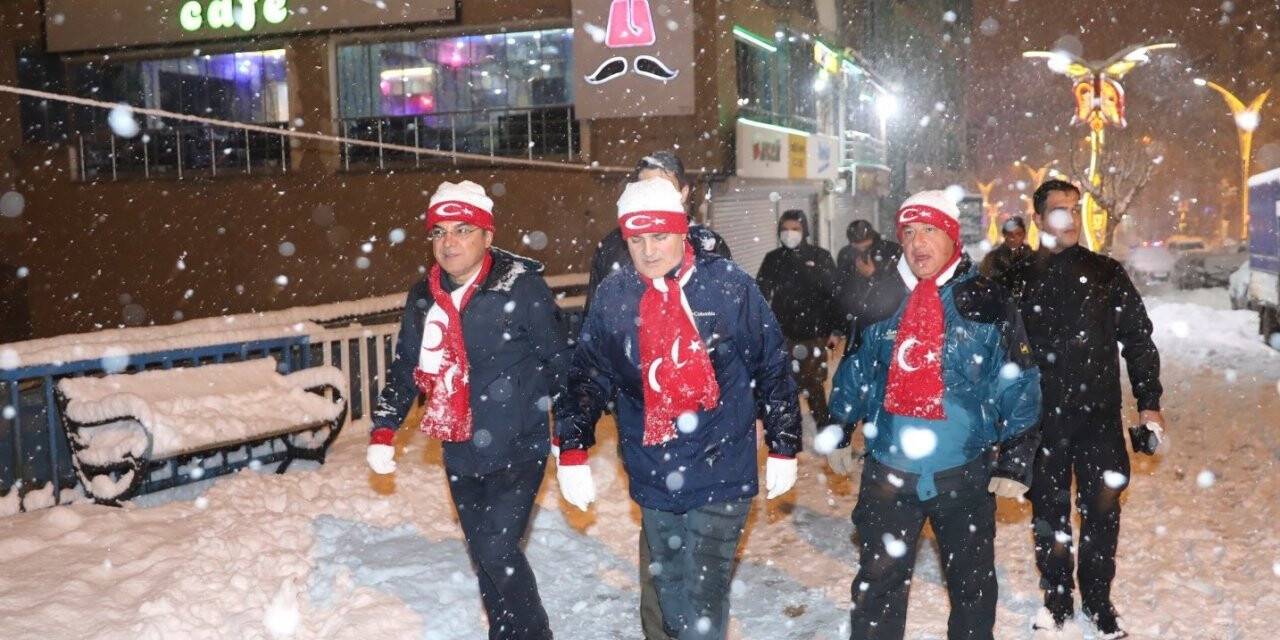 Vali Akbıyık, gece yarısı kar altında esnafı ziyaret etti