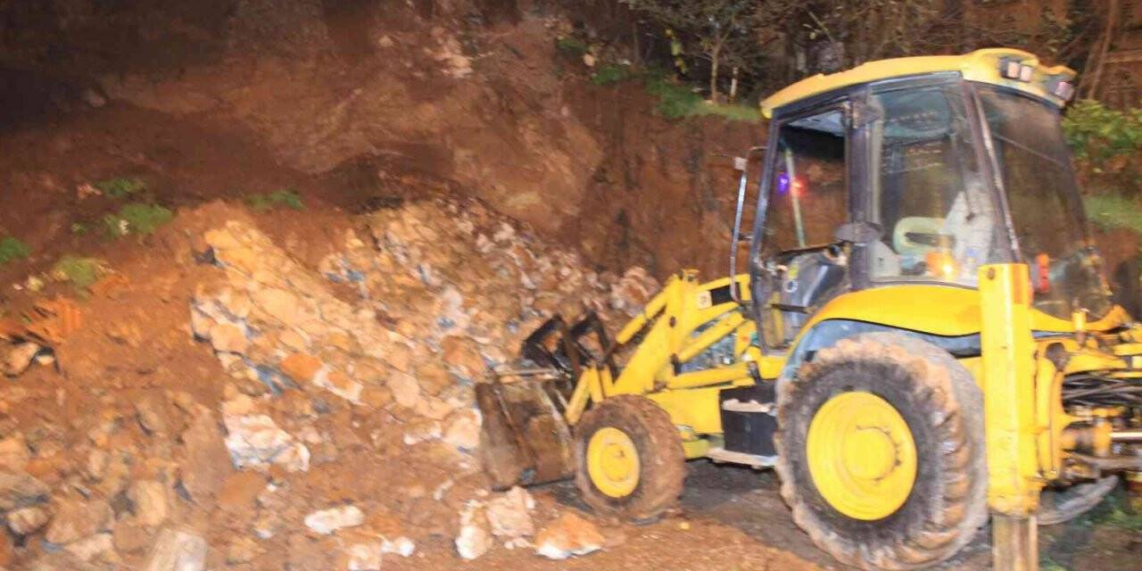 Kocaeli’de istinat duvarı yıkıldı, 2 ev boşaltıldı