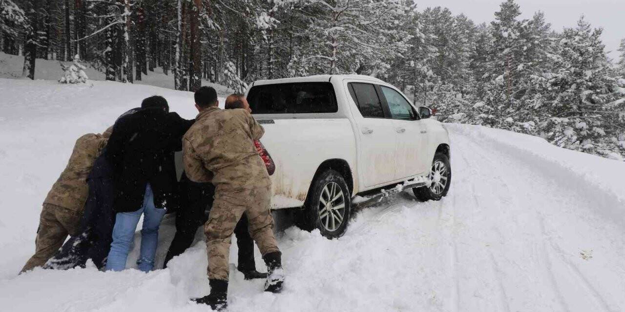 Kardan yolda kalan araçlar jandarma ve özel idaresi ekiplerince kurtarıldı
