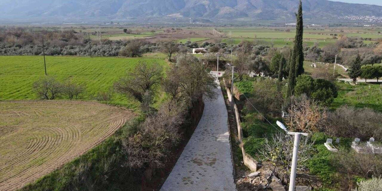 Nazilli Belediyesi Esenköy’de yolları yeniliyor