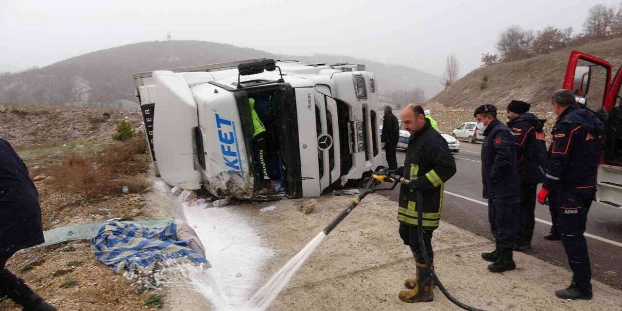 Tokat’ta, et yüklü tır devrildi: 1 yaralı