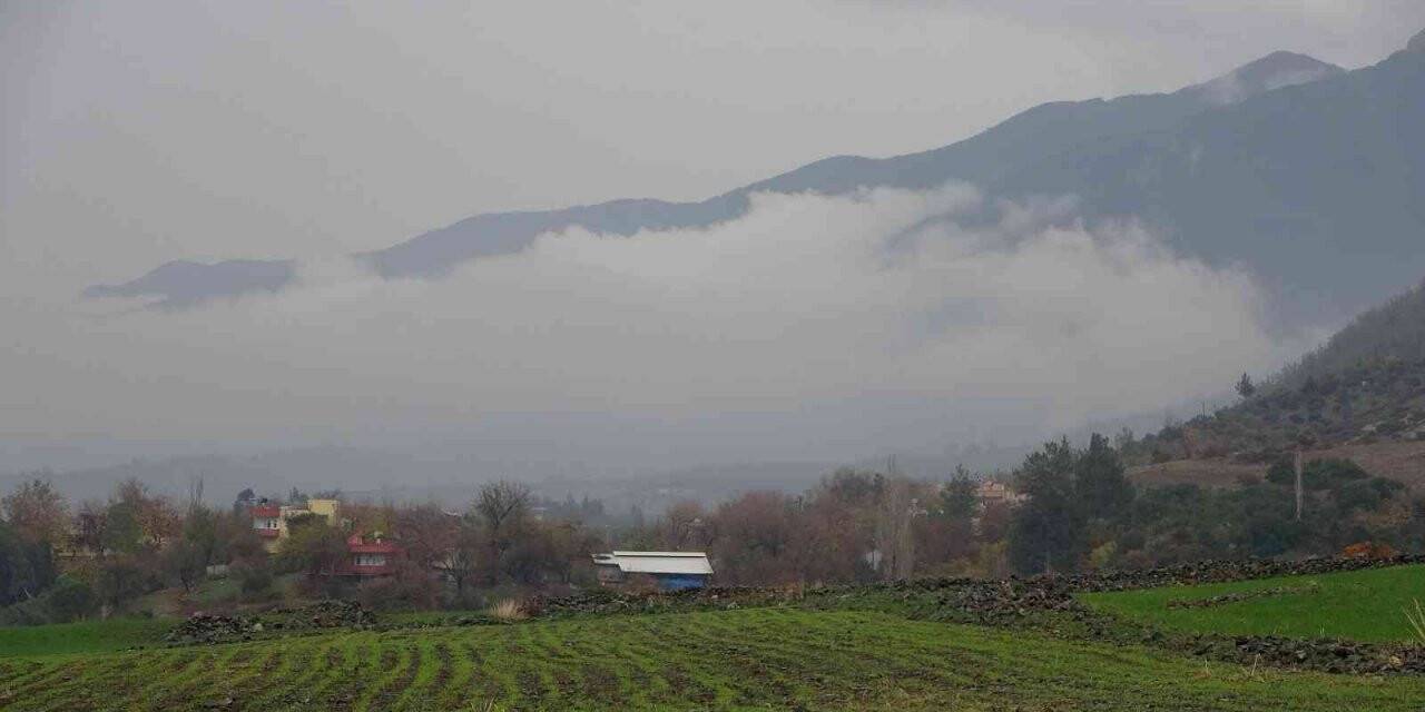 Yağmur sonrası sis bulutları ile şelale görsel şölen sundu