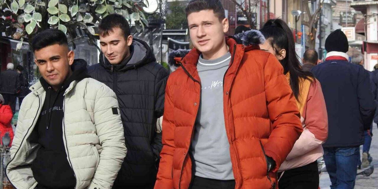 Esnaf tekrar kapanmaktan, vatandaşlar ise vaka artışlarından korkuyor