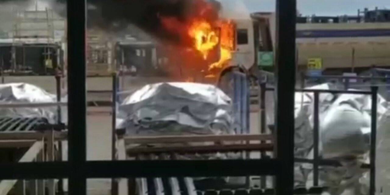 Fabrikaya mal indiren kamyon alev alev yandı