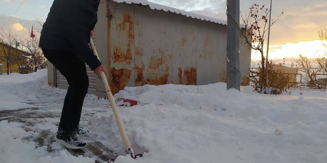 Başkale’de 77 yerleşim yerinin yolu kapanandı okullar tatil edildi