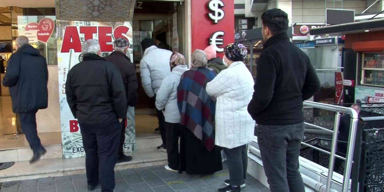 Dolar düştü, vatandaşlar döviz bürolarına koştu