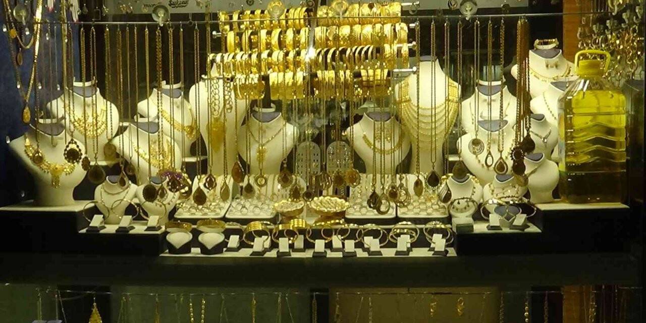 Diyarbakırlı kuyumcu stokçulara tepki göstererek yağ ile altını aynı vitrine koydu