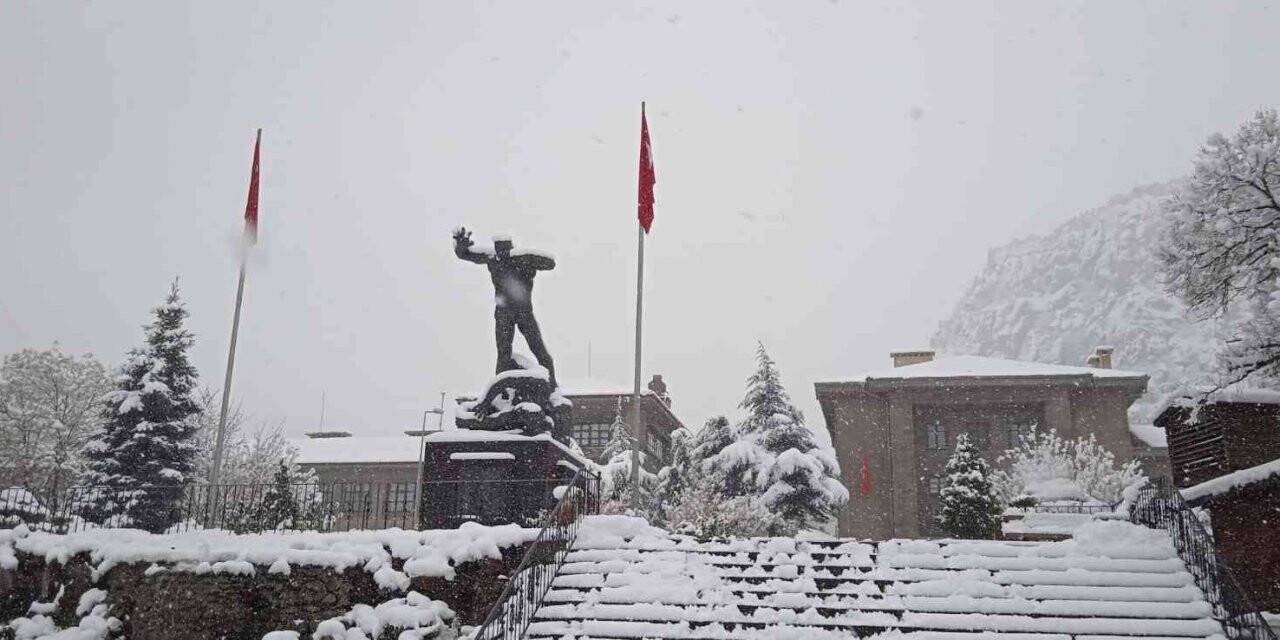 Afyonkarahisar’a yağan kar şehir dışında misafir çekiyor