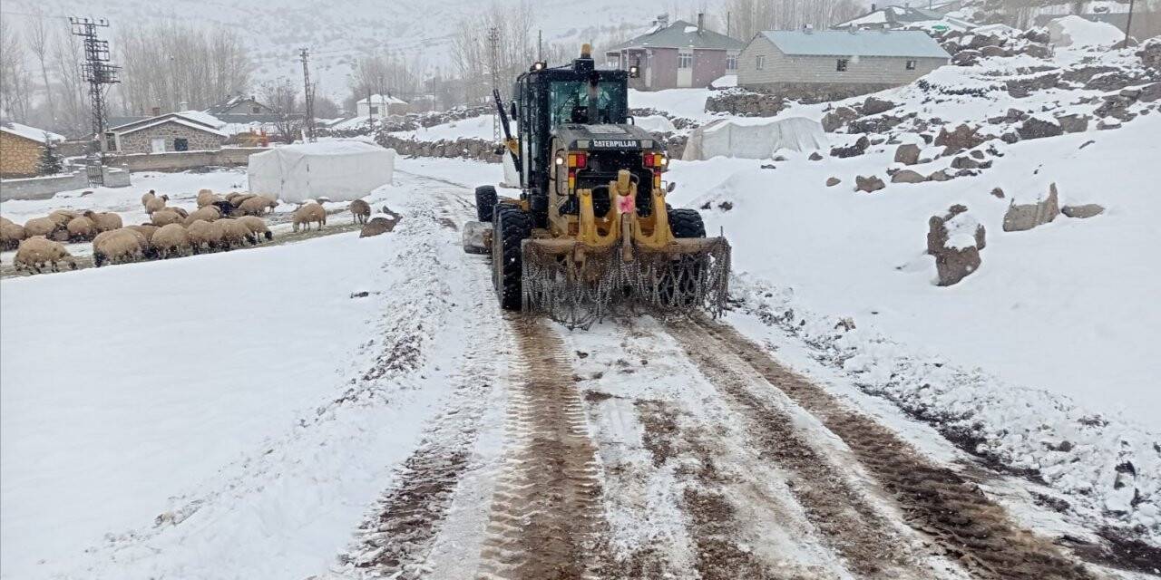 Van Büyükşehir Belediyesinden karla mücadele çalışması