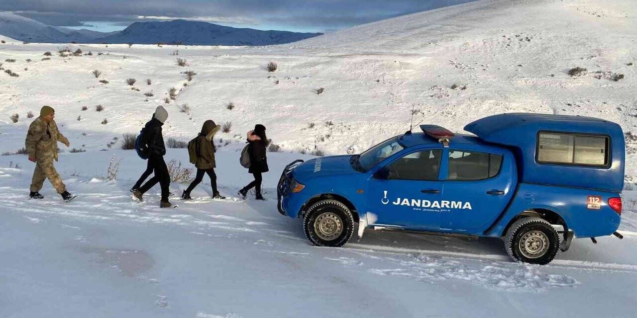 Kardan mahsur kalan öğrencileri jandarma kurtardı