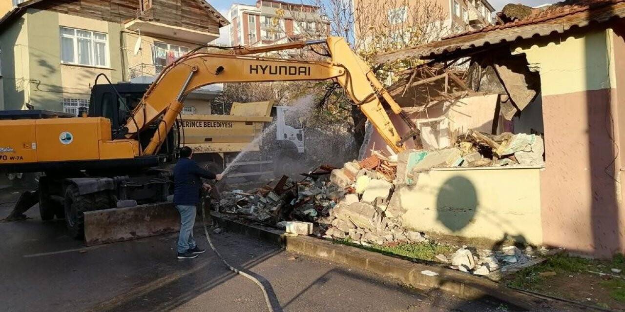 Derince’de tehlike arz eden binalar yıkılıyor