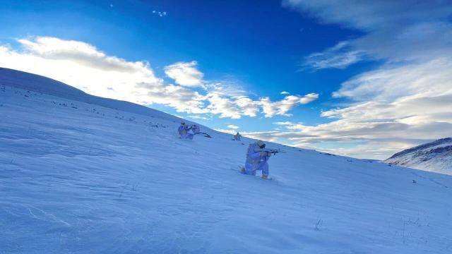 Komandolar kar kış dinlemeden vatan nöbetini sürdürüyor