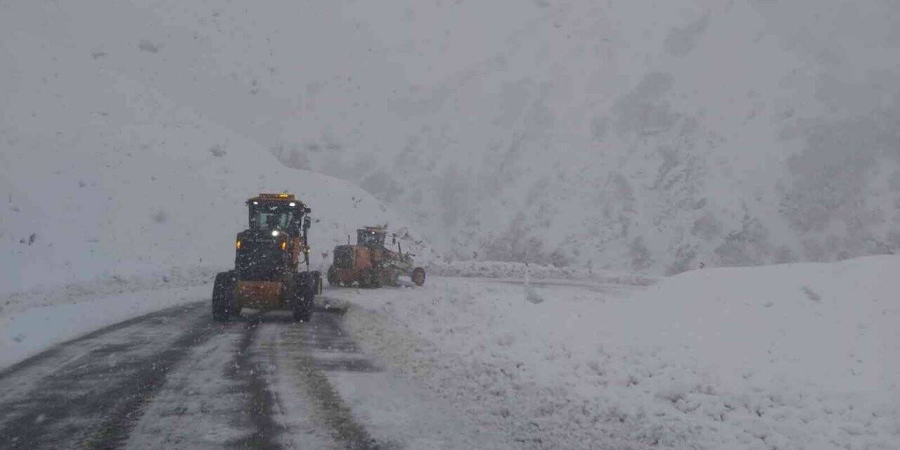 Tunceli’de kapalı bulunan 86 köy yolunu ulaşıma açma çalışmaları sürüyor