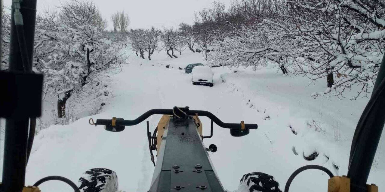 Malatya’da kar nedeniyle 15 köyün yolu kapandı