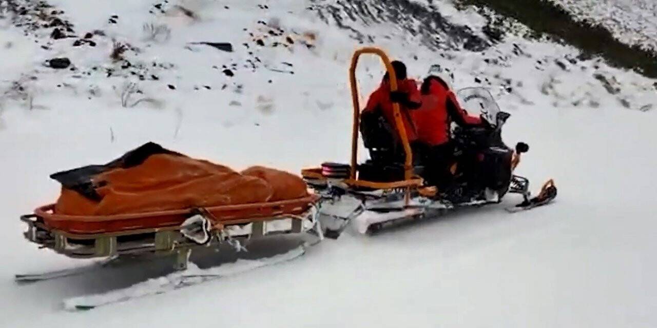 Karın kapattığı yolları aşarak hamile kadını hastaneye yetiştirdiler