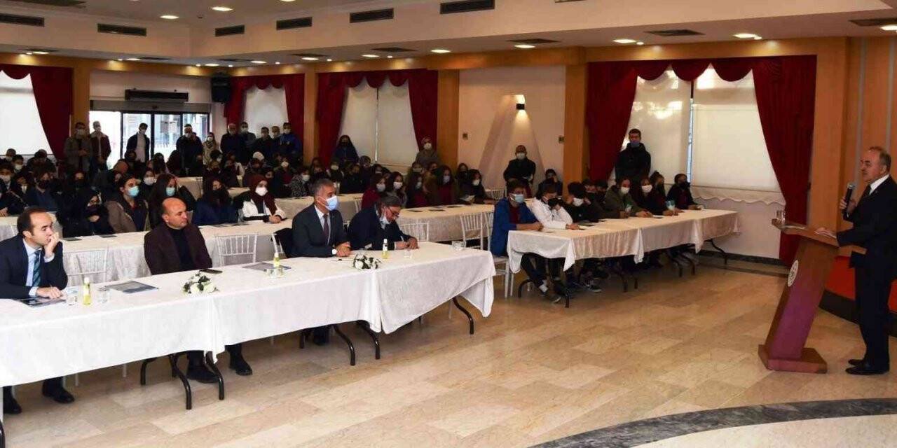 Altınova’da lise öğrencileriyle buluşan Yalova Valisi Muammer Erol: