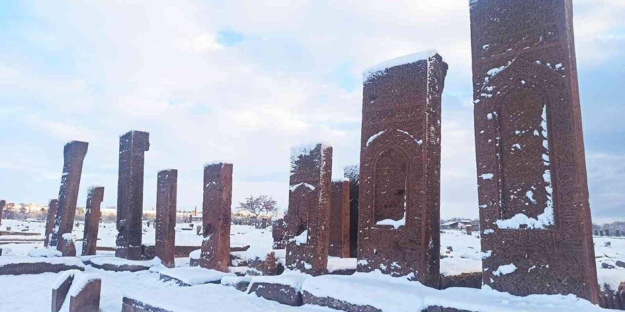 Ahlat’ta kar yağışı