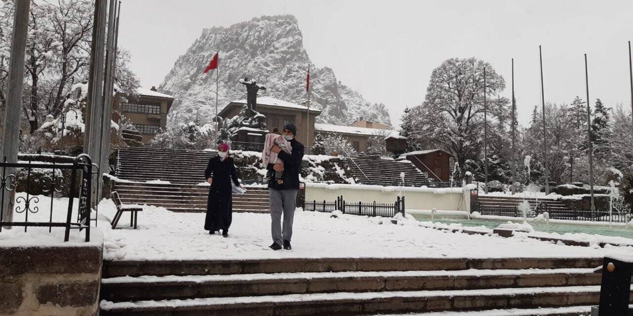 Afyonkarahisar’da kar yağışı bu sabah tekrar başladı