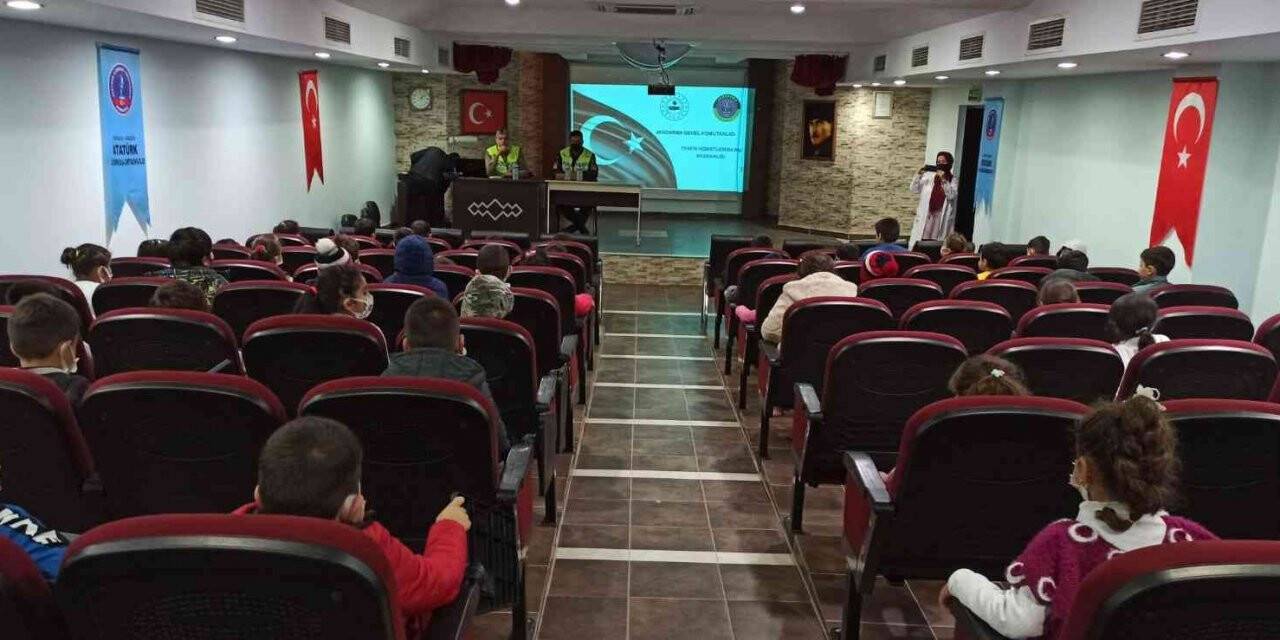 Jandarmadan ilkokul öğrencilerine trafik semineri