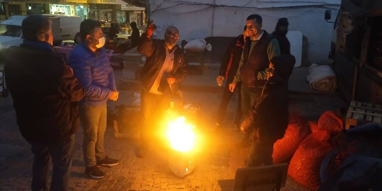 Pazarcılar soğuk havadan ateş yakarak korunmaya çalışıyor