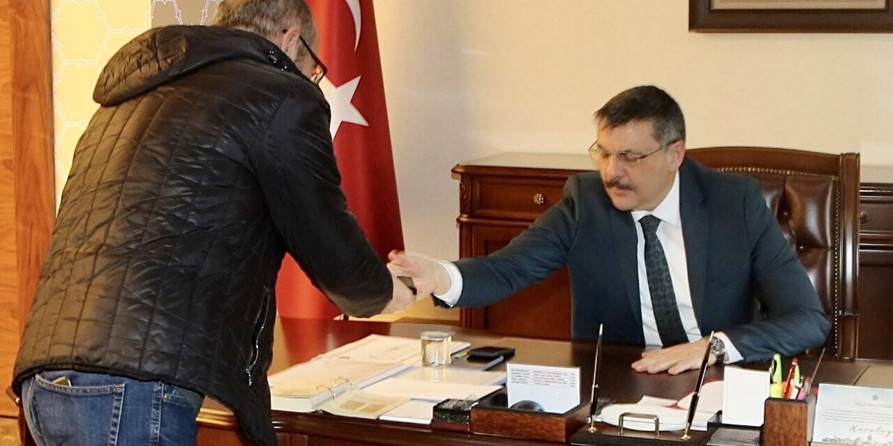 Kaybolan cüzdanı vatandaşlar buldu, Çorum Valisi sahibine ulaştırılması için seferber oldu