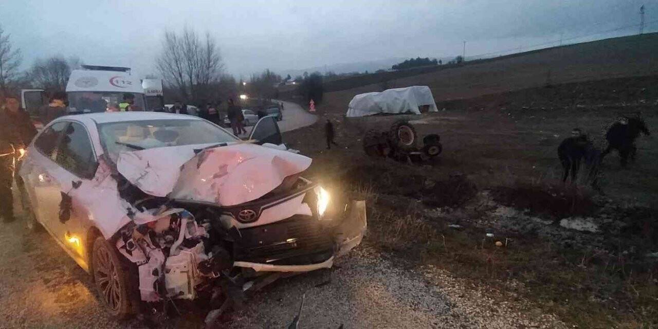 Öğretmenleri taşıyan otomobil, traktör ile çarpıştı: 5 yaralı