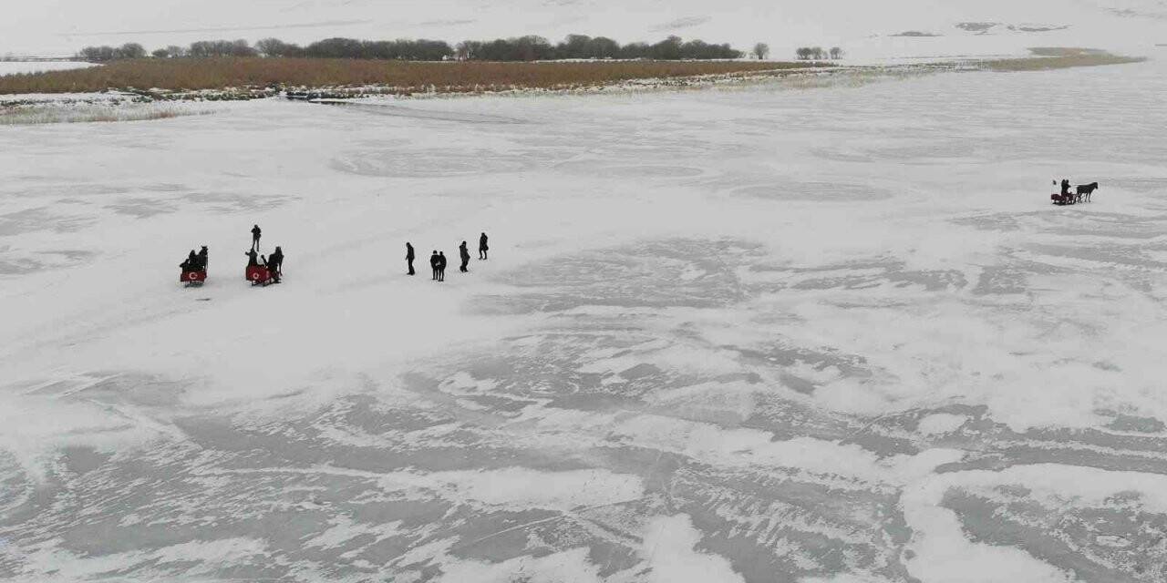Çıldır Gölü’nde dörtnala atlı kızak keyfi