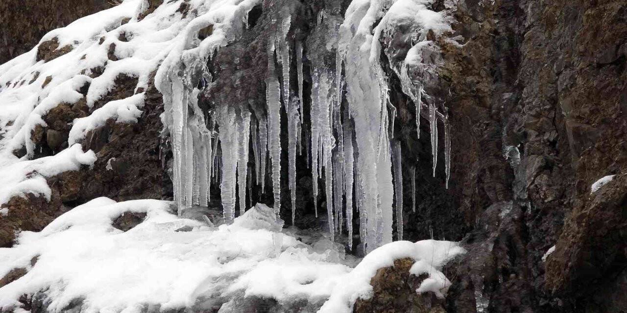 Yozgat dondu, yamaçlarda sarkıtlar oluştu, araçlar ilerlemekte güçlük çekti
