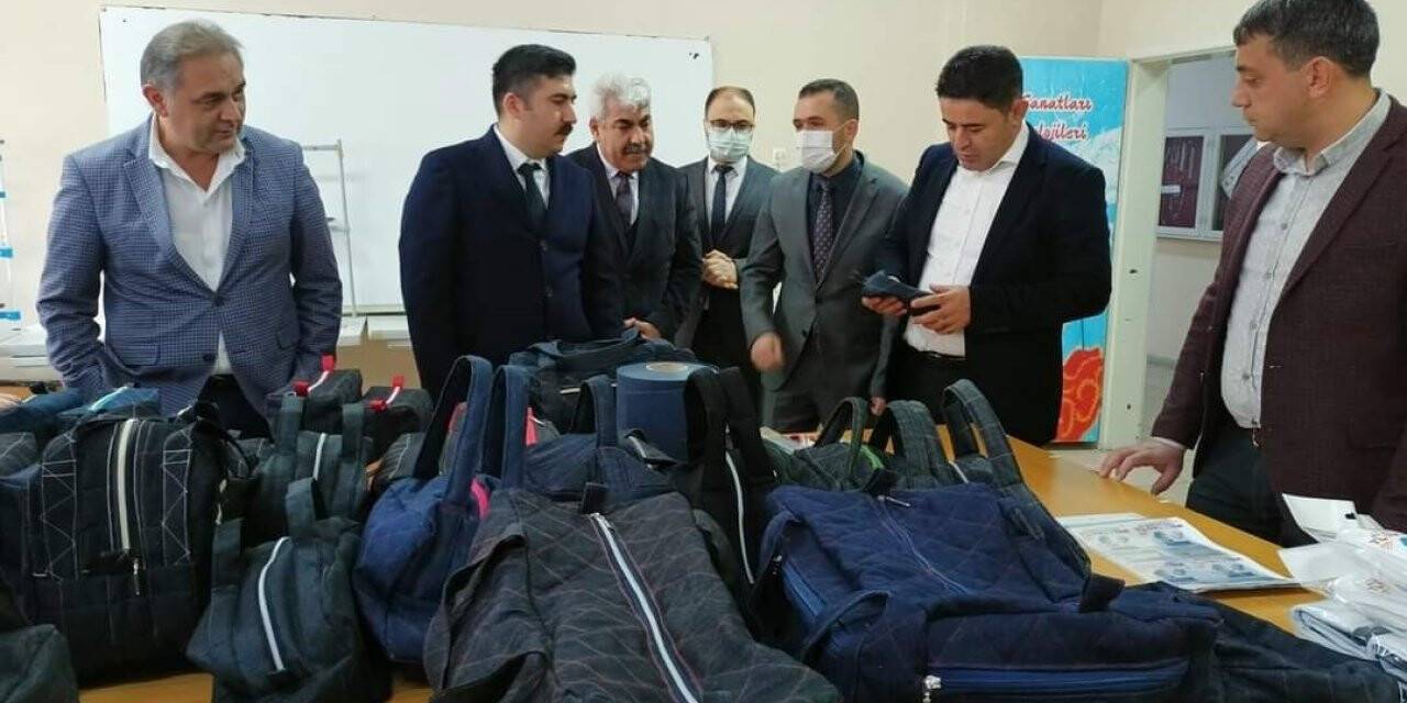 Başarılı öğrencilere tablet dağıttı