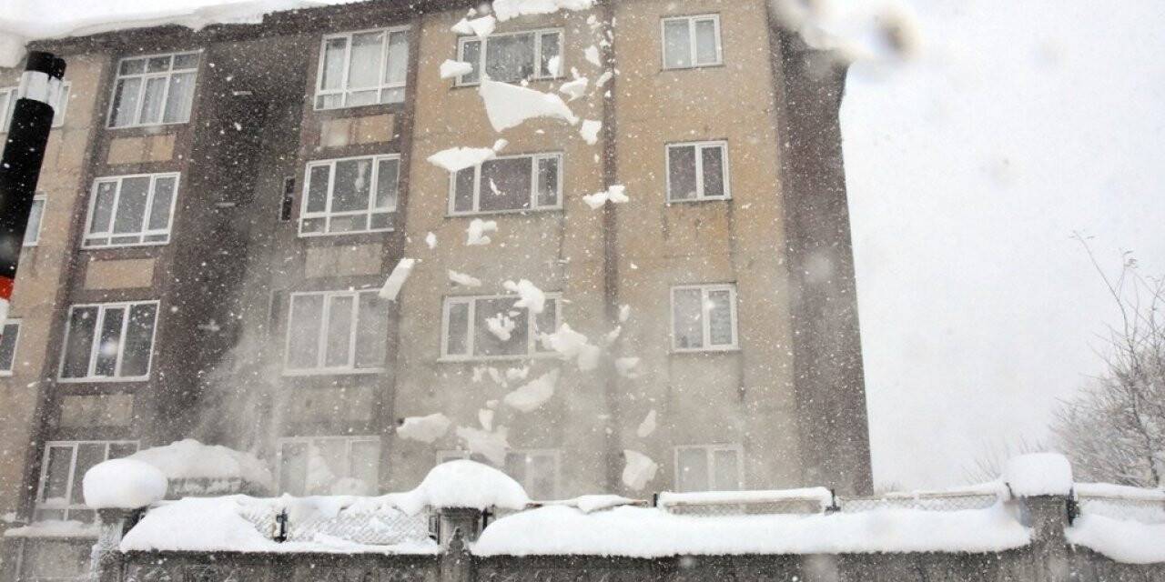 Tek katlı evler ve yön tabelaları kara gömüldü